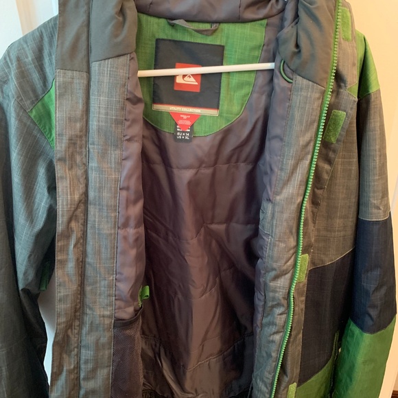 QuickSilver Snowboarding Jacket - Picture 2 of 3